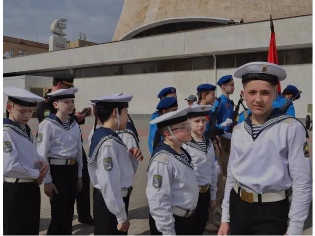 На площади у музея «Сталинградская битва» прошёл всероссийский смотр строя и песни.