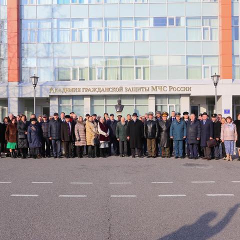 28 февраля в Академии гражданской защиты МЧС России имени генерал-лейтенанта Д.И. Михайлика прошла церемония возложения цветов в честь 125-летия со дня рождения Василия Чуйкова.